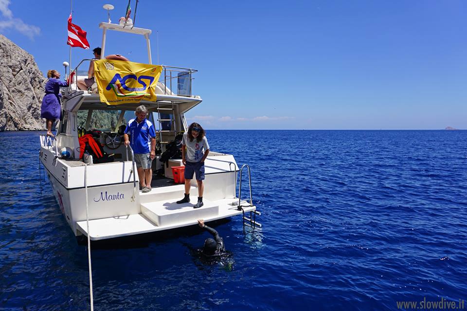 Manta di Tavolara Diving: l´imbarcazione appoggio per i fotografi armati di reflex nel campo gara a Tegghia Liscia