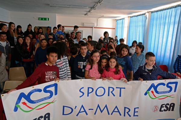 Salvatore Cimmino con i ragazzi delle scuole di Santa Teresa Gallura